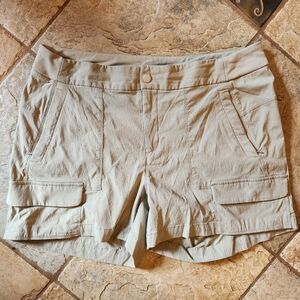 Athleta Trekki Shortin Light Tan. VGC. Size 16. # 596369